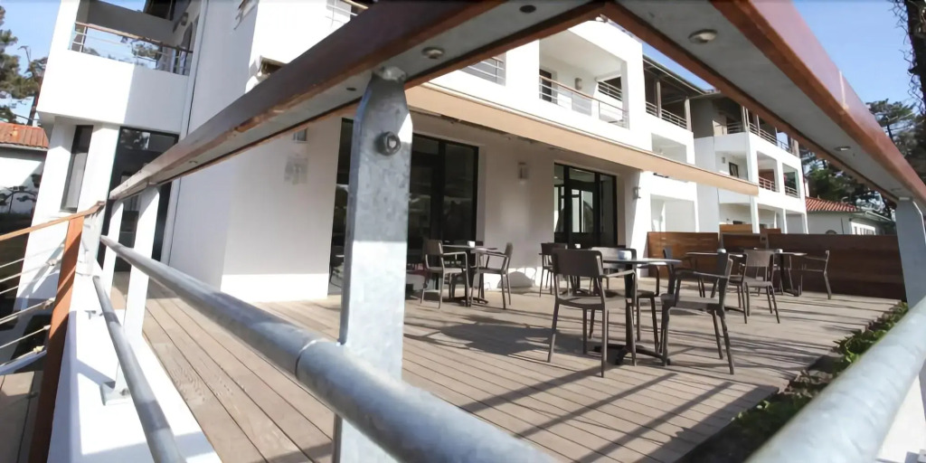 Hotel 202
