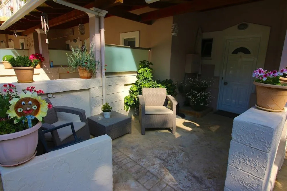 Santa Barbara Lakis Apartments