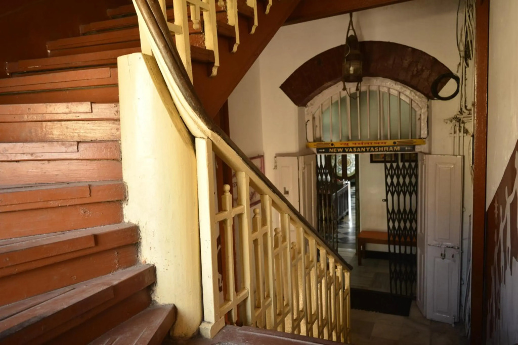Hostel Vasantashram CST Mumbai, Free Wifi with 1940s Retro vibe