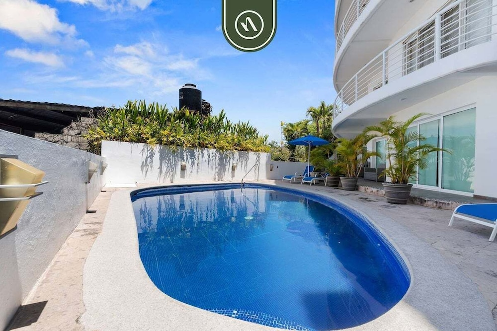 Stunning 2 BR Condo - Oceanview Terrace - Downtown