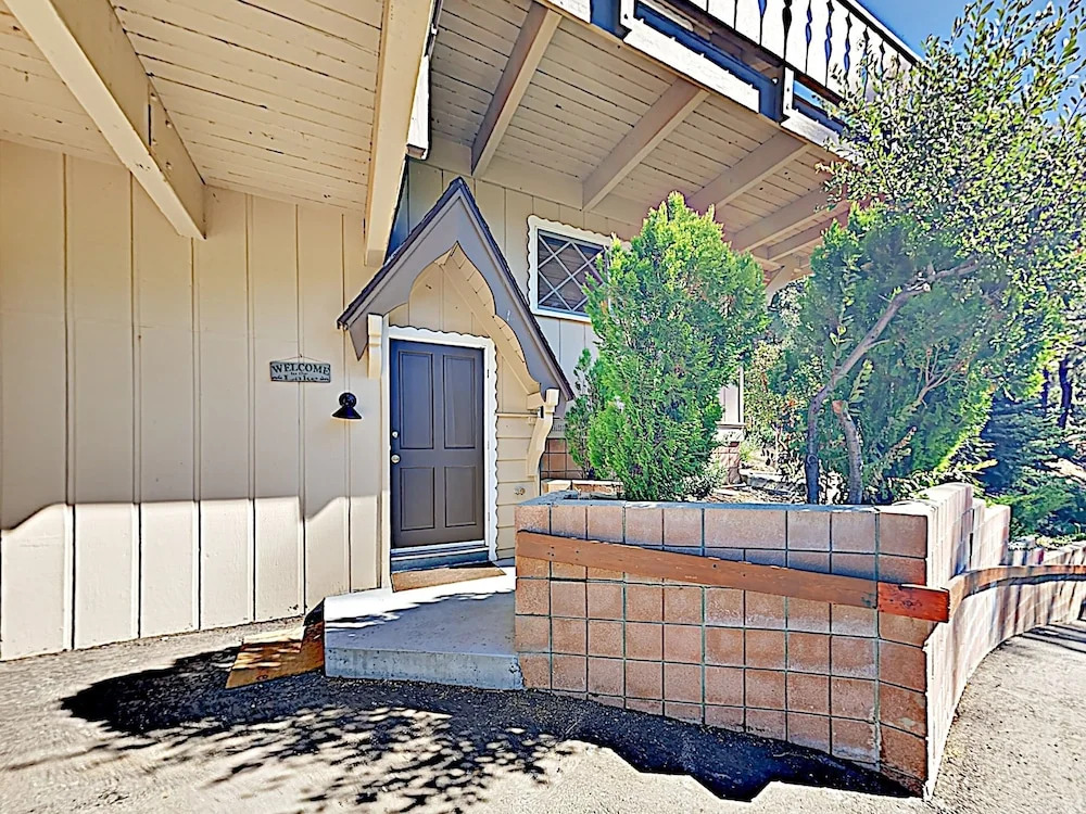 New Listing! All-suite Forest W/ Hot Tub 3 Bedroom Home