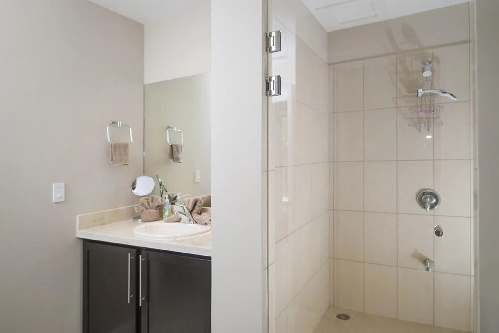 Beautiful 2 Bedroom Pacifico Condo by the Pool