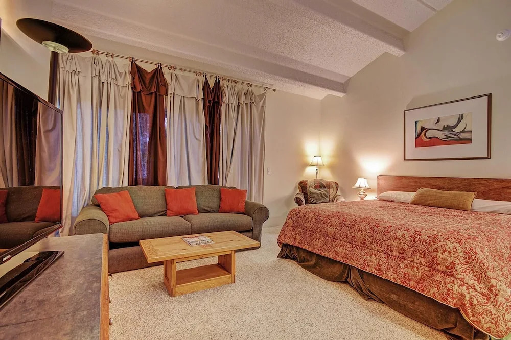The Lift C212 2 Bedroom Condo by RedAwning