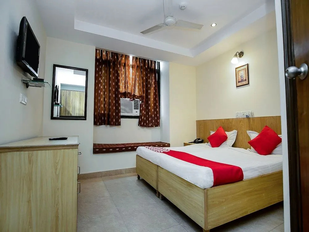 OYO Flagship 15411 pachim vihar metro station
