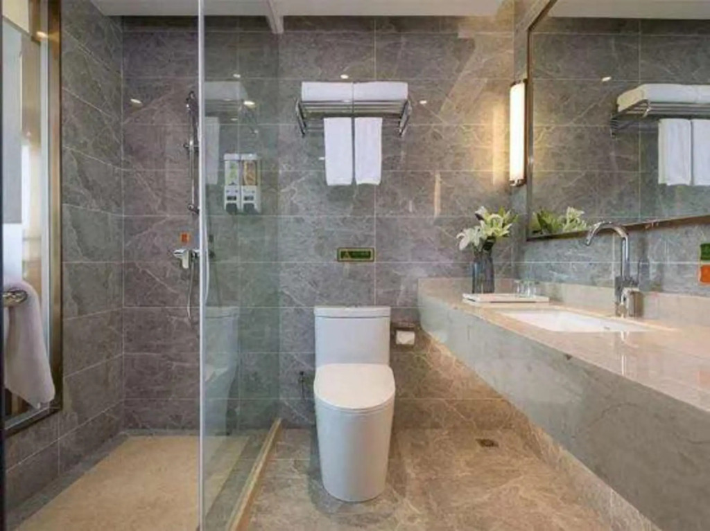 Vienna International Hotel (Huanggang Normal College Ruitian Plaza)