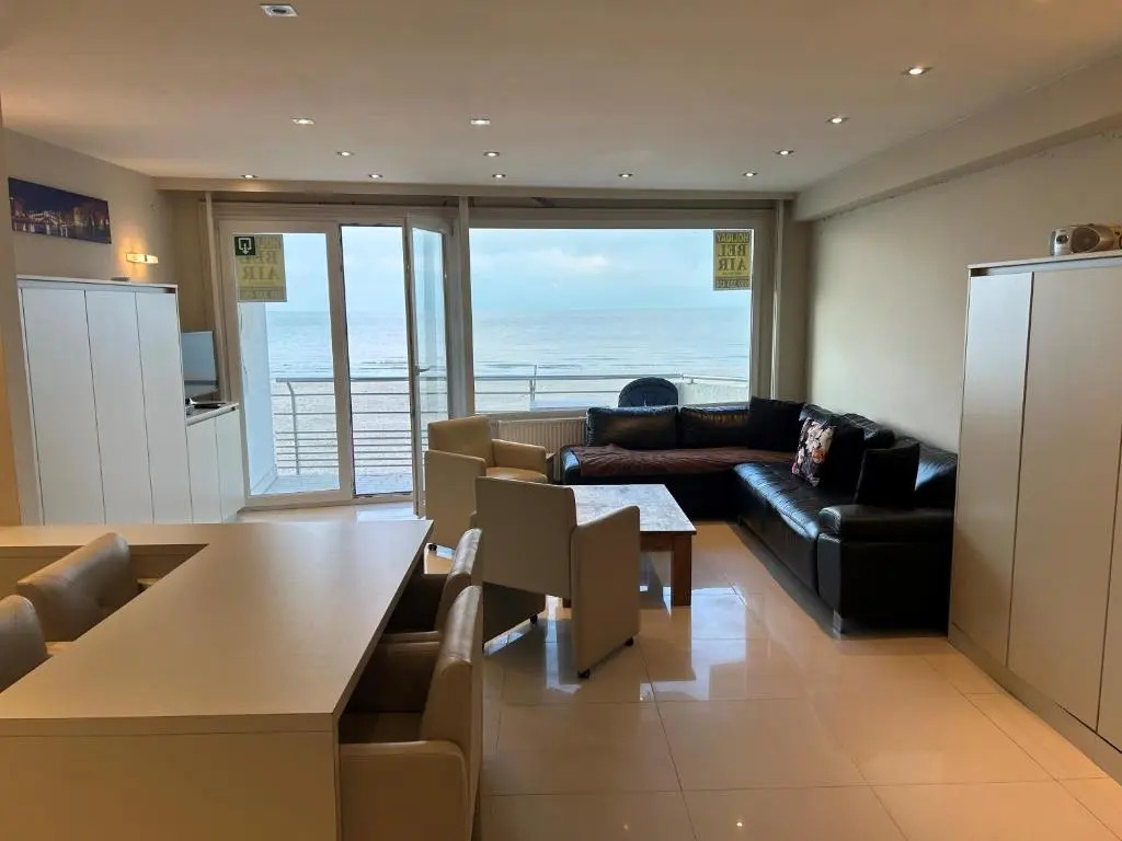 SEAVIEW spacious 2-bedroom apartment - 8p - OOSTENDE - Type BERLIN - direct seaview, beachfront