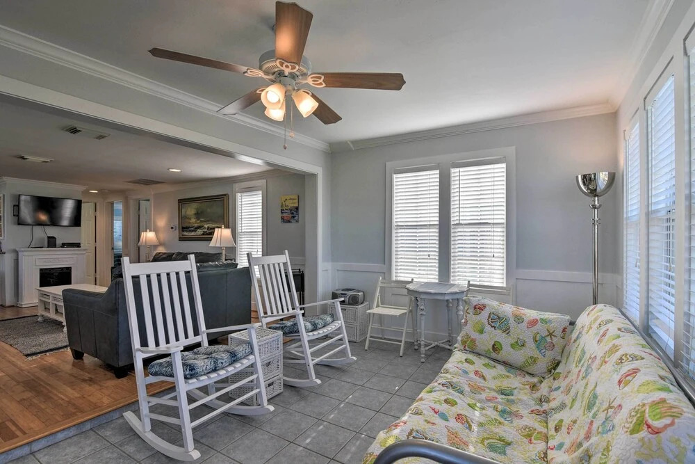 Steps to Beach! 'surf Cottage' in Galveston