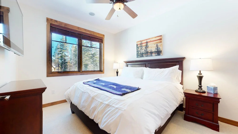 Woodwinds 1271 Spacious Mountain Modern Home with Private Hot Tub, Fireplace and Garage by RedAwning