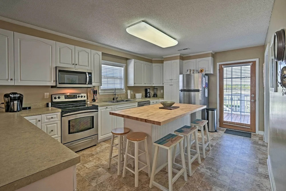Murrells Inlet Home w/ 3 Decks - 1 Block to Beach!