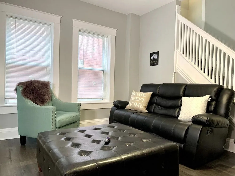 Texas Hold-em Duplex- 3BR Free Parking