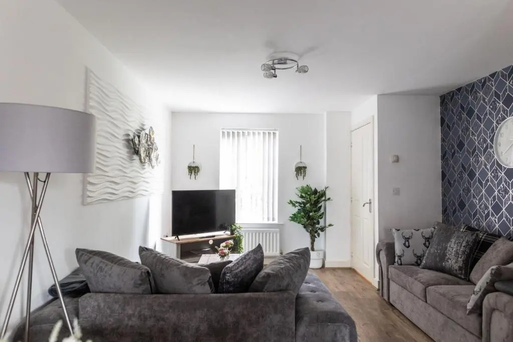 LARGE & NEW Contractor House & Private Parking & Garden & close toM6