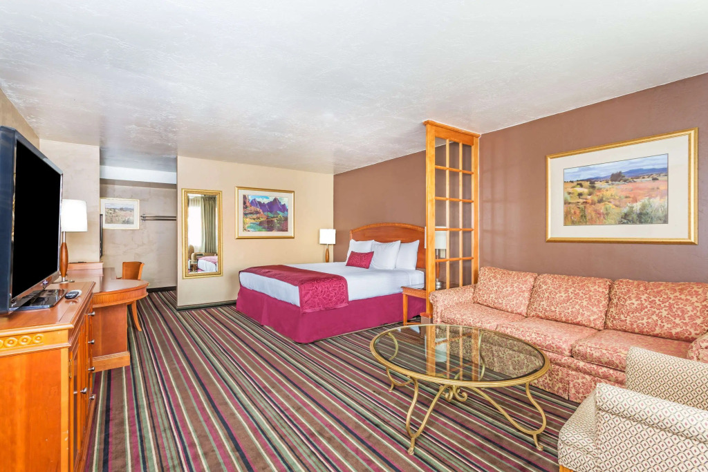 Days Inn & Suites by Wyndham Logan