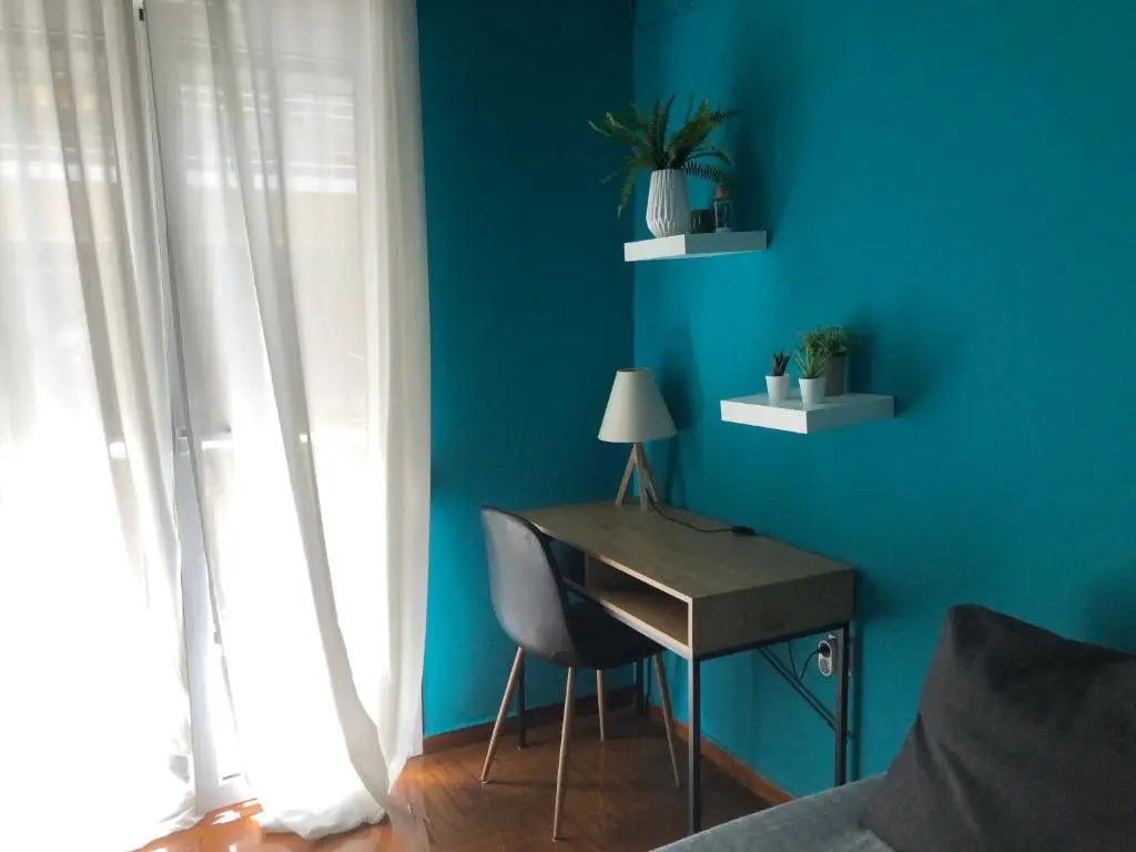 Excellent location,airport line,6min metro,100MBPS!
