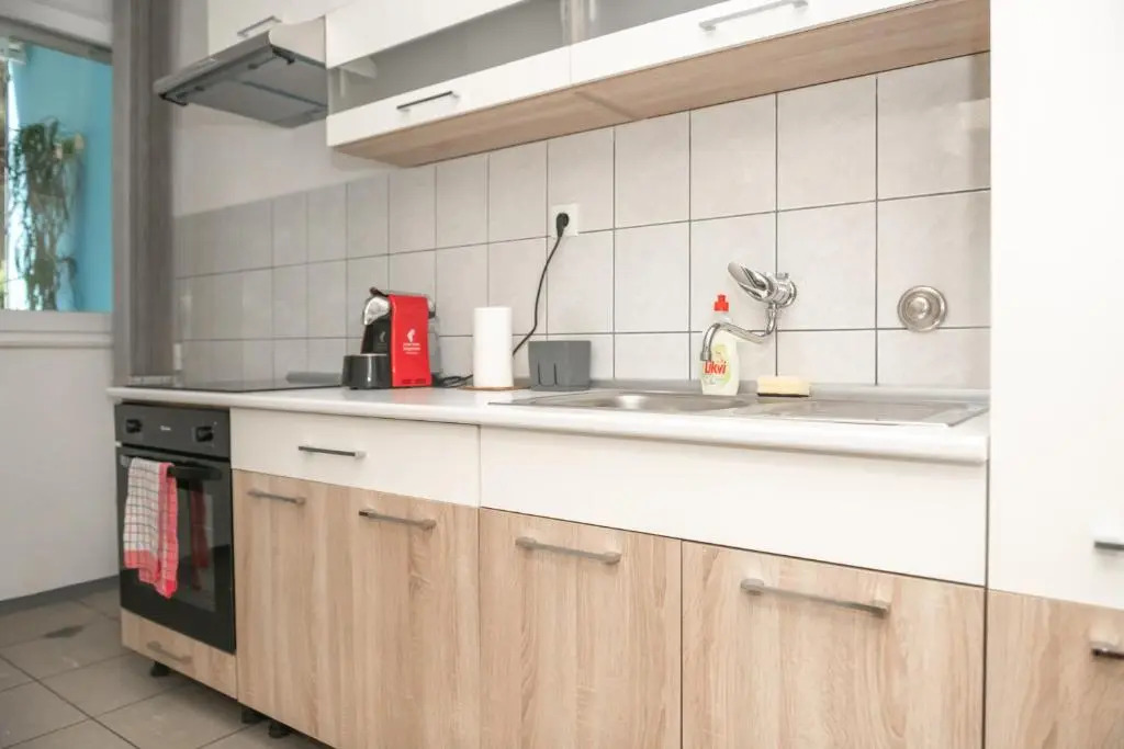 Sunny & Spacious, 2BD suite with free parking