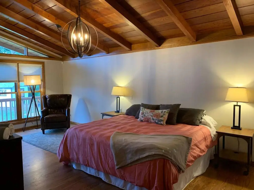 Riverside Holiday Home Sleeps 10