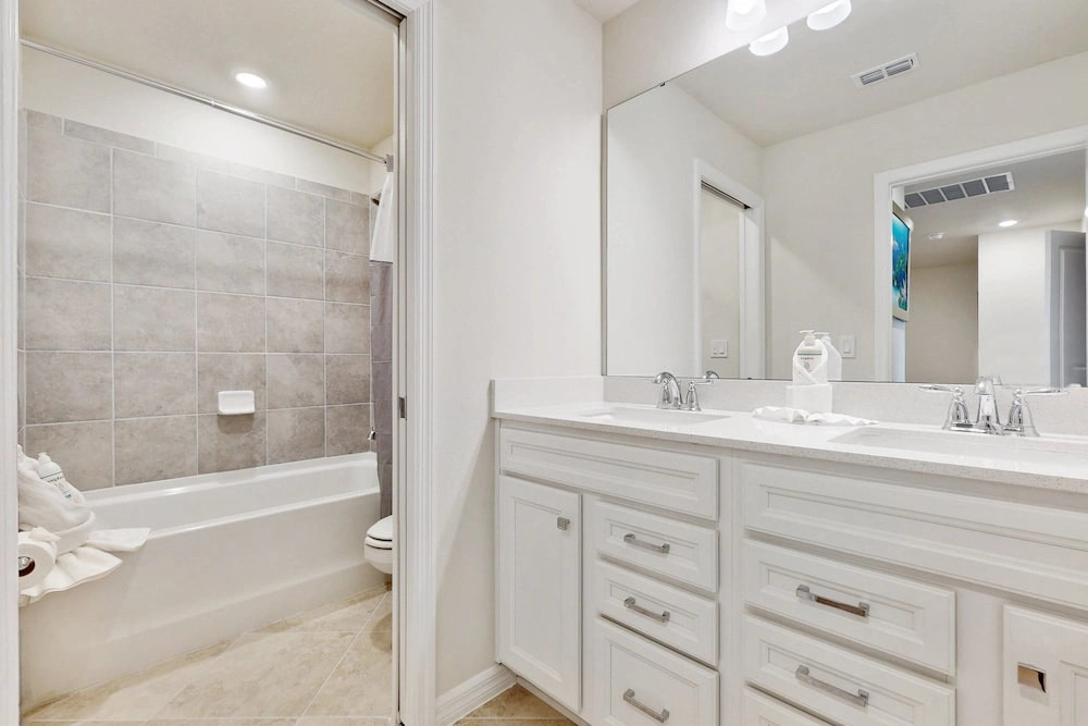 Beautiful Home With Private Pool, Space for the Whole Family & Pets