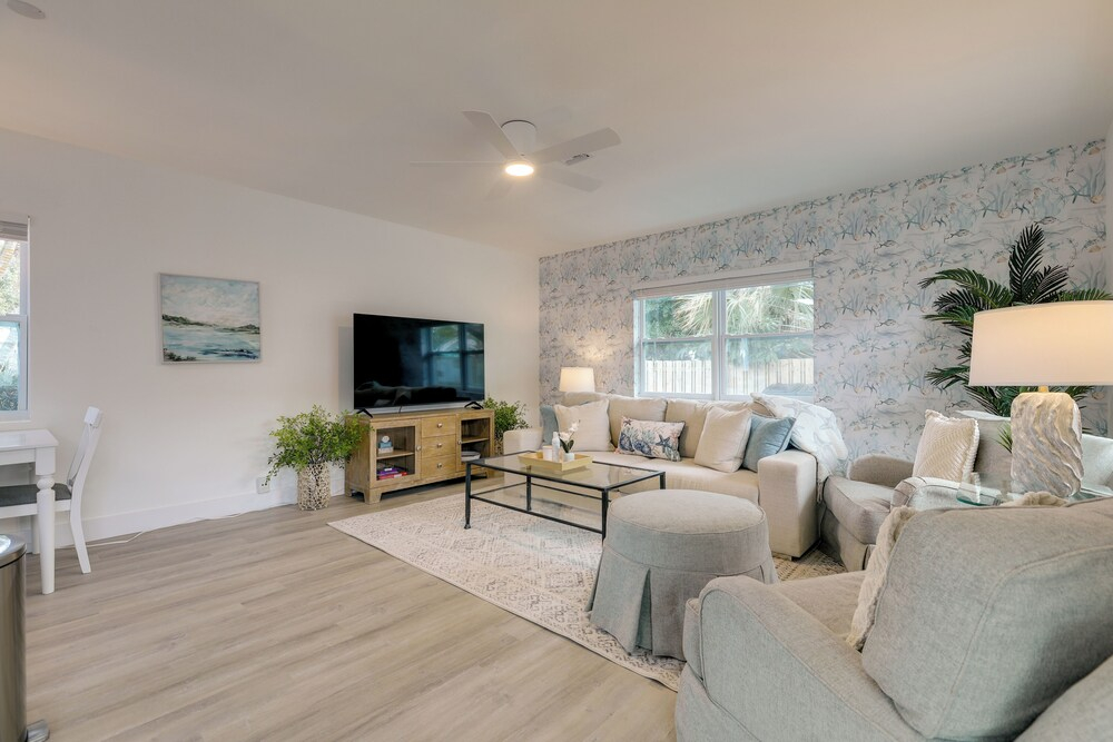 North Palm Beach Oasis w/ Hot Tub - 2 Mi to Ocean