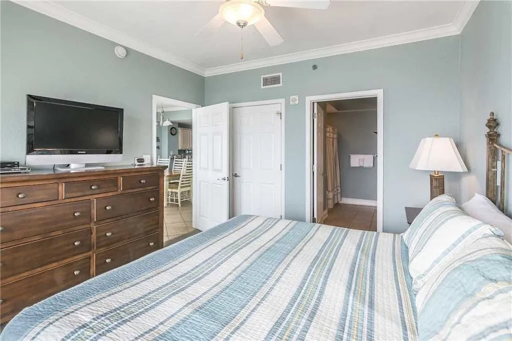 Crystal Shores West 908 - 3 Br condo by RedAwning
