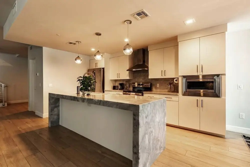 City Luxury Oasis! 3 Level Condo With 360 Roof!