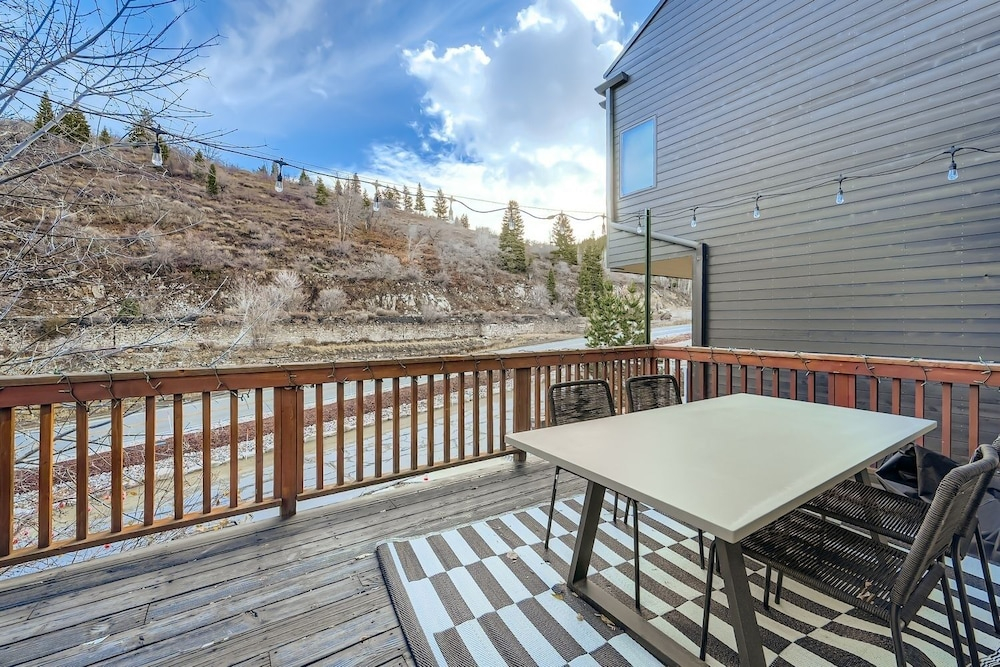 Pet Friendly! Elevation 25 2 Bedroom Home