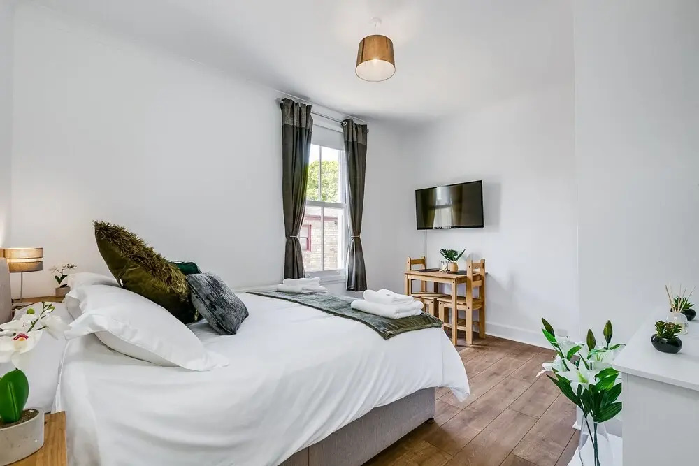Superb Central First Floor Studio Apartment #8