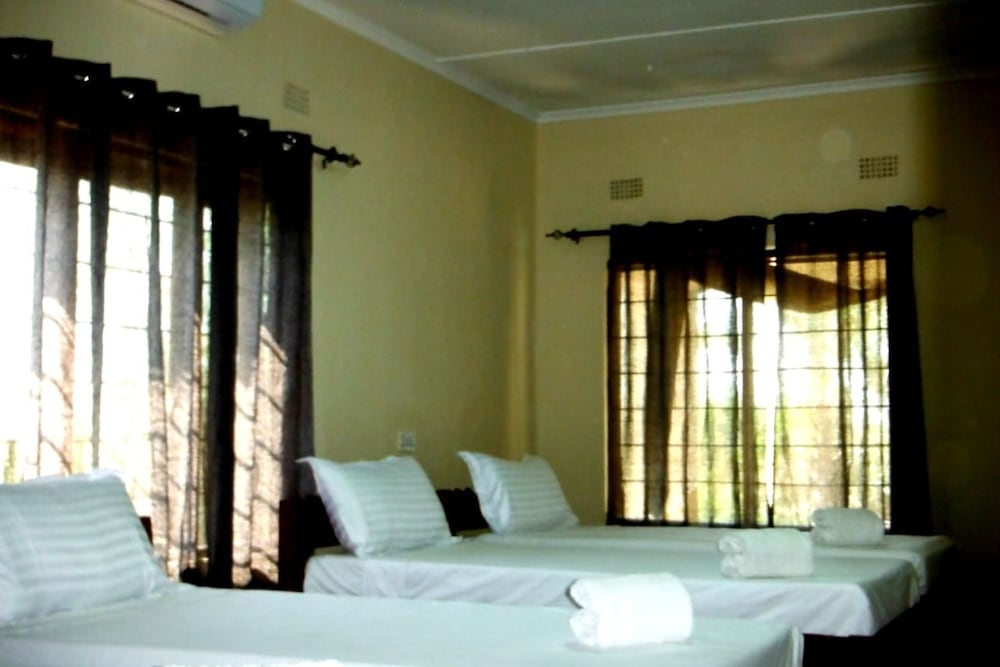 Royal South Luangwa Safaris Lodge