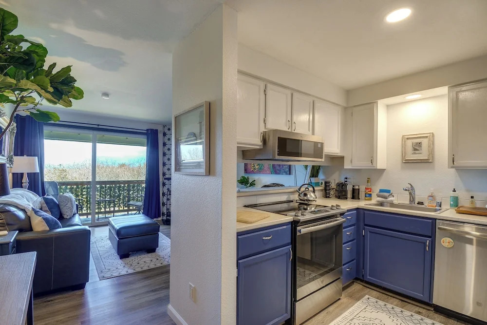 Walk to the Beach: Ocean Shores Condo!