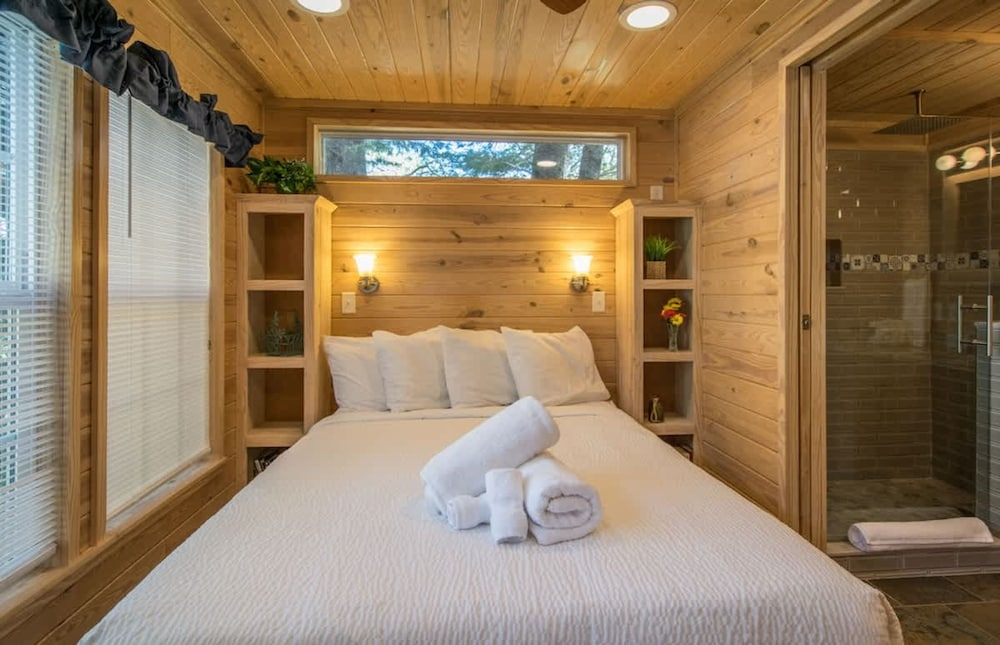 Lakeview 2BR Tiny Home Near Trails Pool Bocce