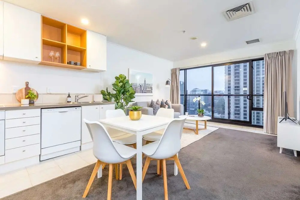 Lovely City Apartment with Pool & Gym