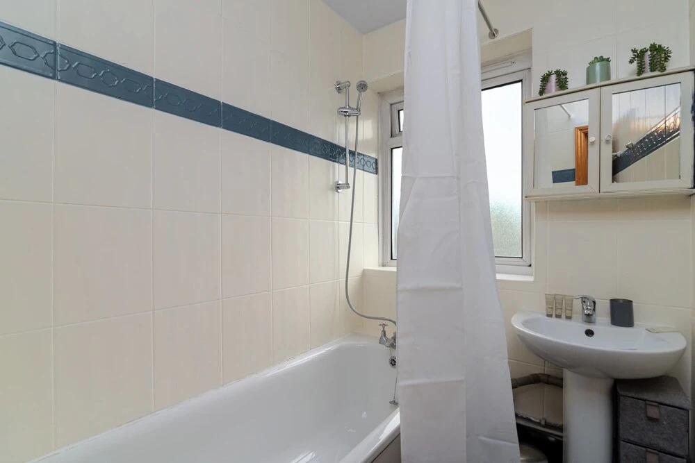 Charming 1BR Highbury Flat With Balcony