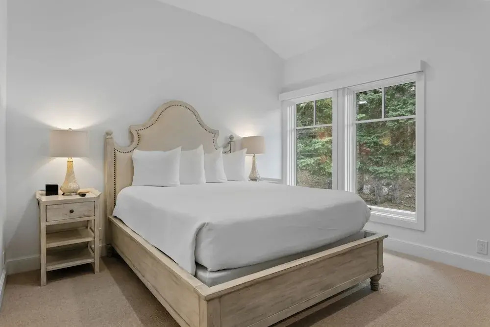Stag Lodge 3BR Views, Hot Tub, Ski Access Condo