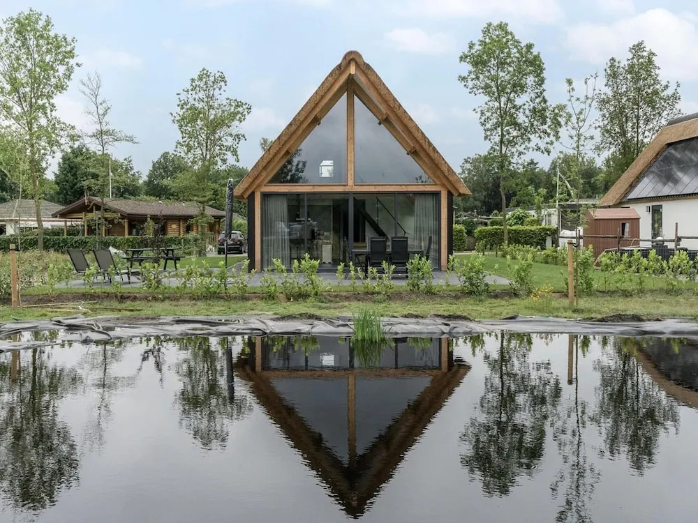 Luxury Country Retreat With a Pond