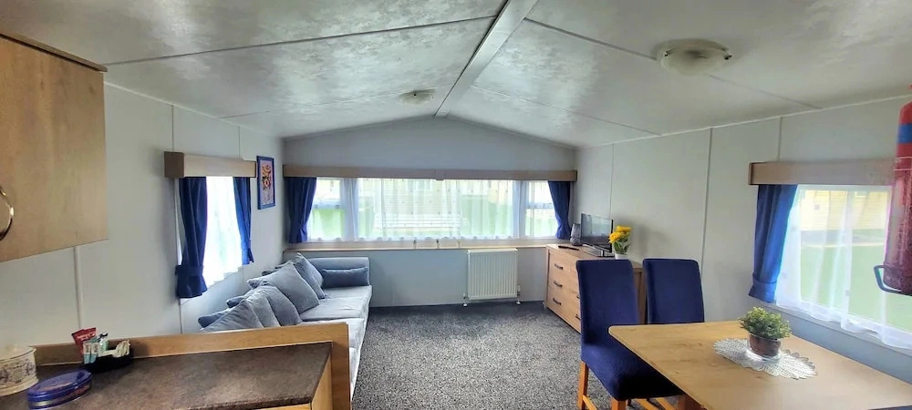 Stunning Holiday Home Beautiful Lakeside Views 15 Mins From Goodwood
