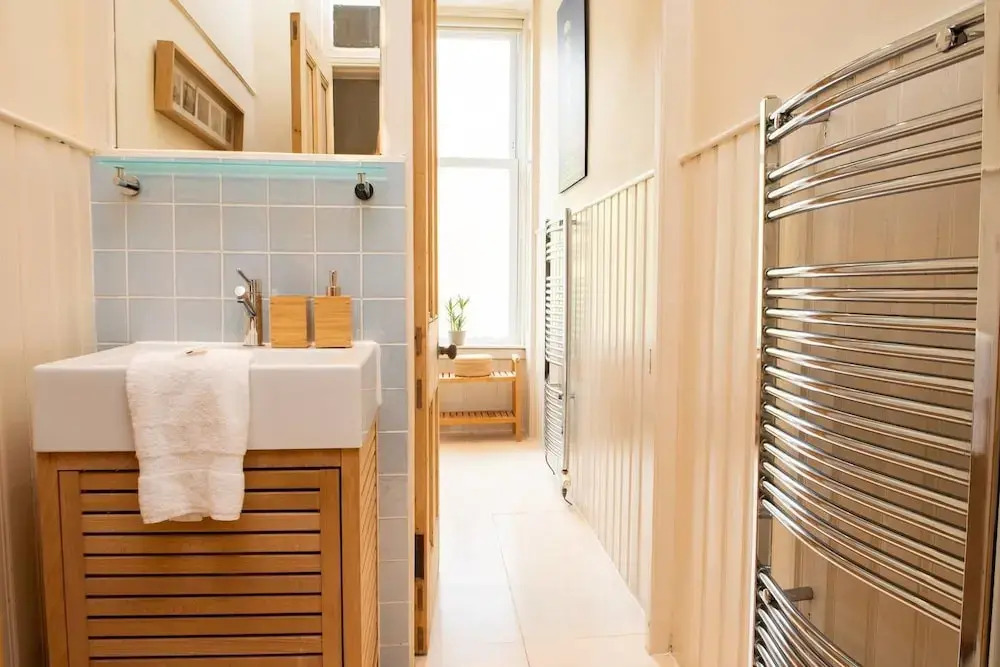 Charming 2-bedroom apt in the Heart of West End