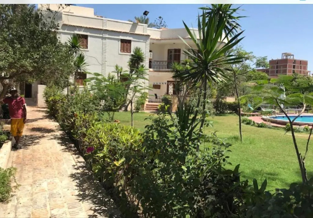 White Family Villa - Private Pool - AC - Very Big Garden - 5 bedrooms - 5- Min Walk to Beach