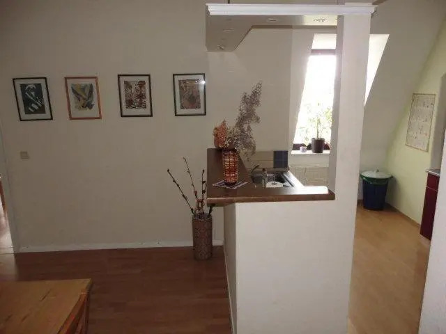 Sehr-schoene-4-Raum-Maisonette-Fewo-mit-110qm-Balkon-zentral-preiswert-T7