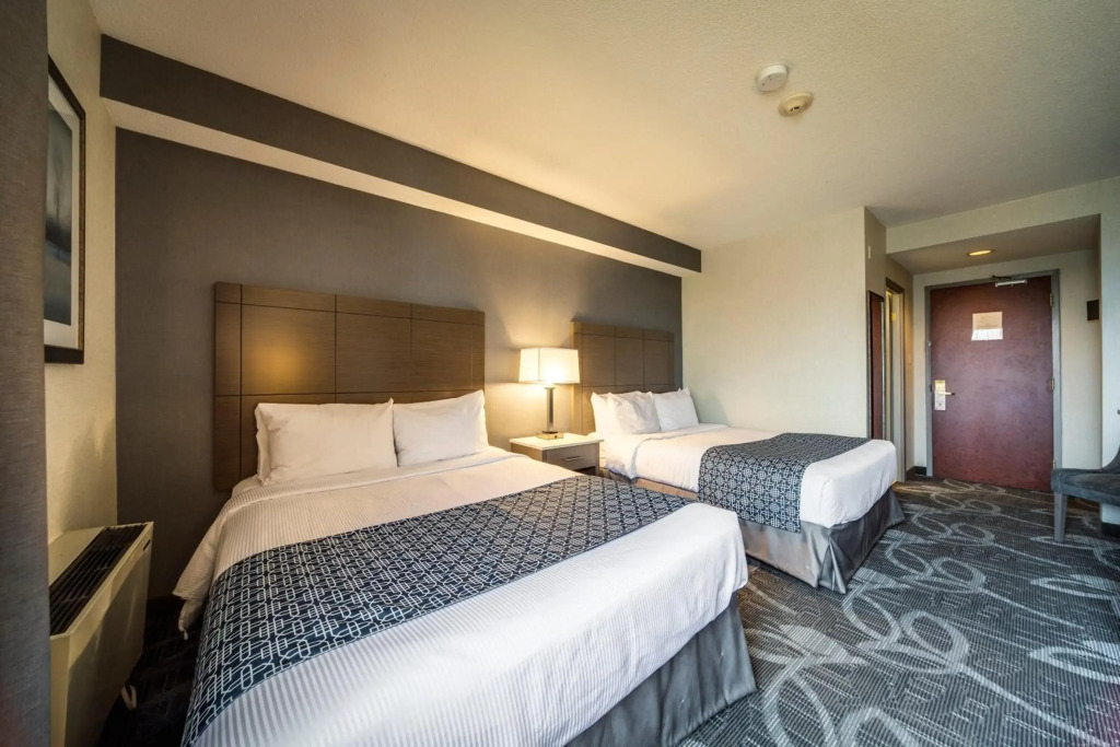 Monte Carlo Inn Airport Suites