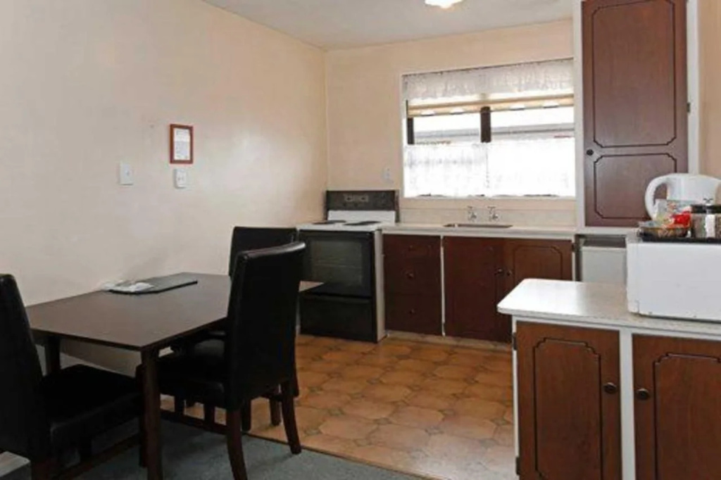 Canterbury Court Motel