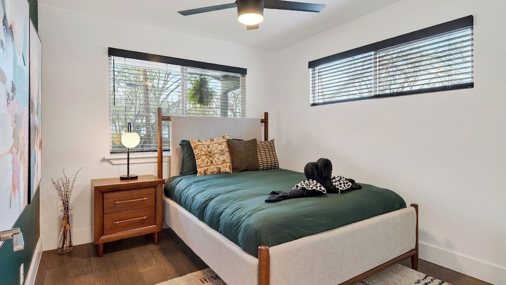 Eastside Keys by Avantstay Bright East Austin Stay + Backyard Dining + Near 6th St and Downtown