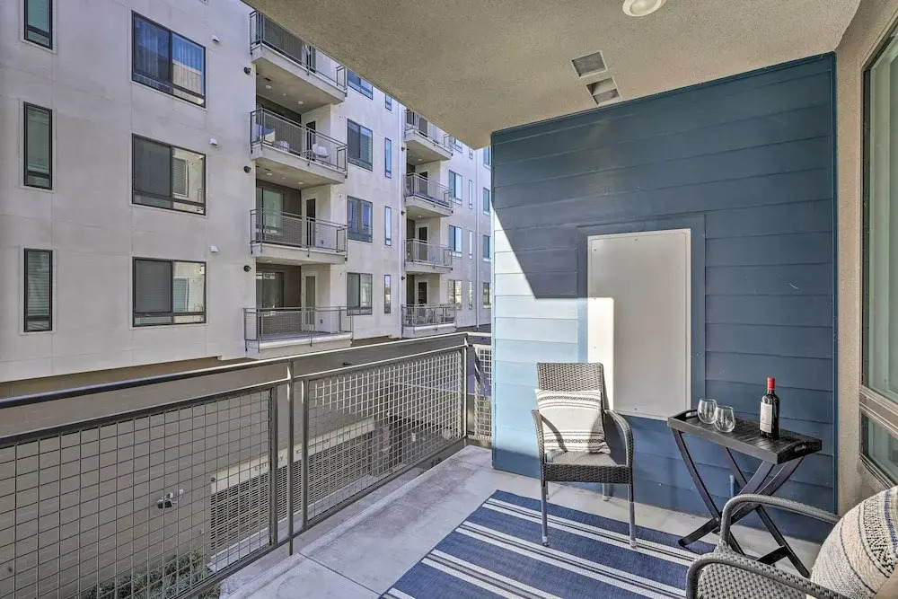 Modern Irvine Condo w/ Pool - 7 Mi to Beach!