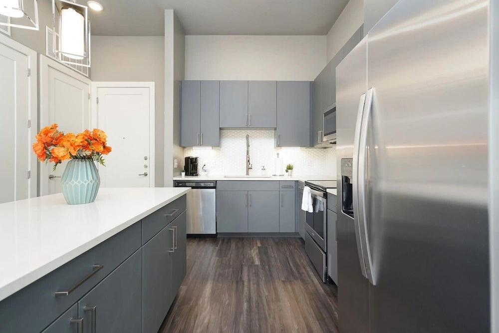 1 BR and 2 BR near Downtown by Frontdesk