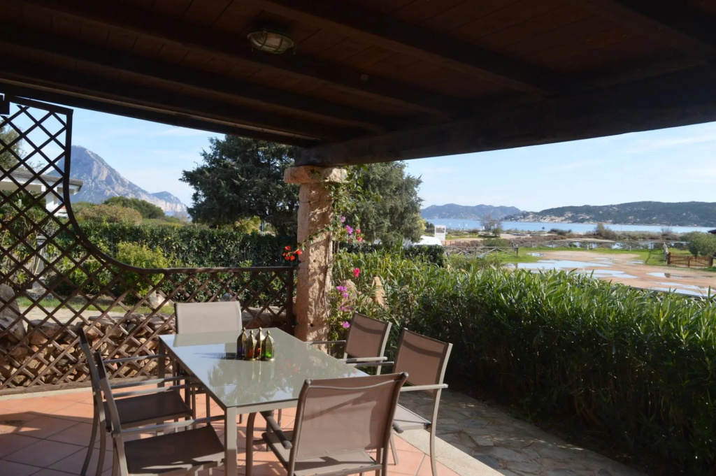 Seafront house in Porto Taverna, independent and 100 meters from the beach with a beautiful view of-Casa Porto Taverna