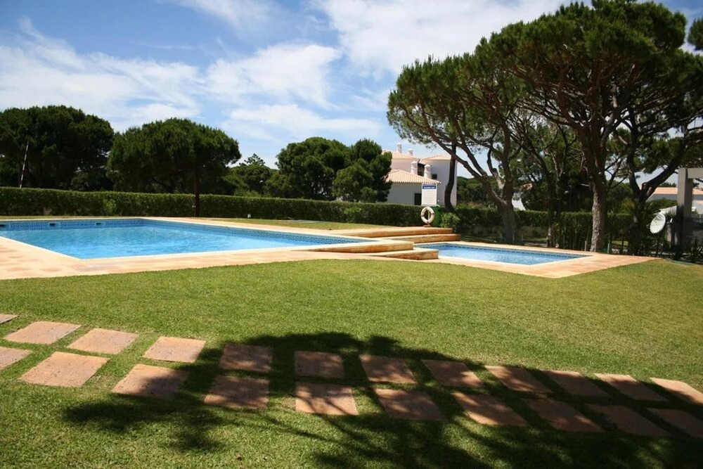 Apartment with 2 Bedrooms in Olhos de Água, with Pool Access, Furnished Garden And Wifi - 200 M From the Beach