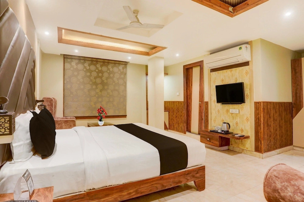 Deluxethe Golden Crown Hotel