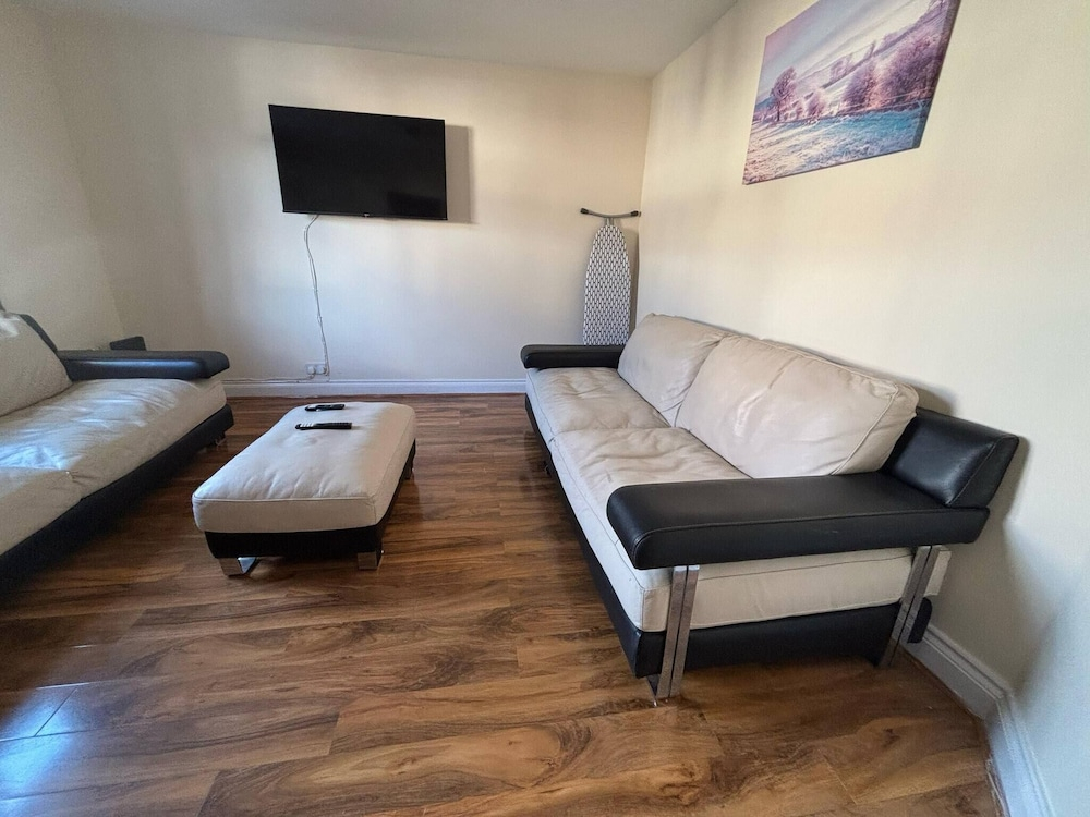 Large & Cozy 5-bed House in a Quiet Dagenham Area