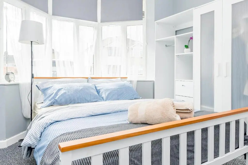 Shirley house 2, Self Catering Guest House, Self Check in, Smart locks, 10 min Walk to Southampton General, Aspire and Princess Anne Hospitals, Access to Fully Equipped Kitchen, Excellent Transport Links, Ideal for Longer Stays and Hospital Shifts