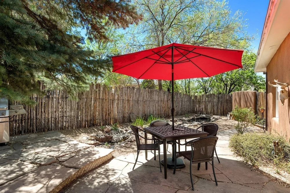 La Luz - Luxurious East Side Adobe With Hot Tub and Kiva Fireplace, Walk Everywhere