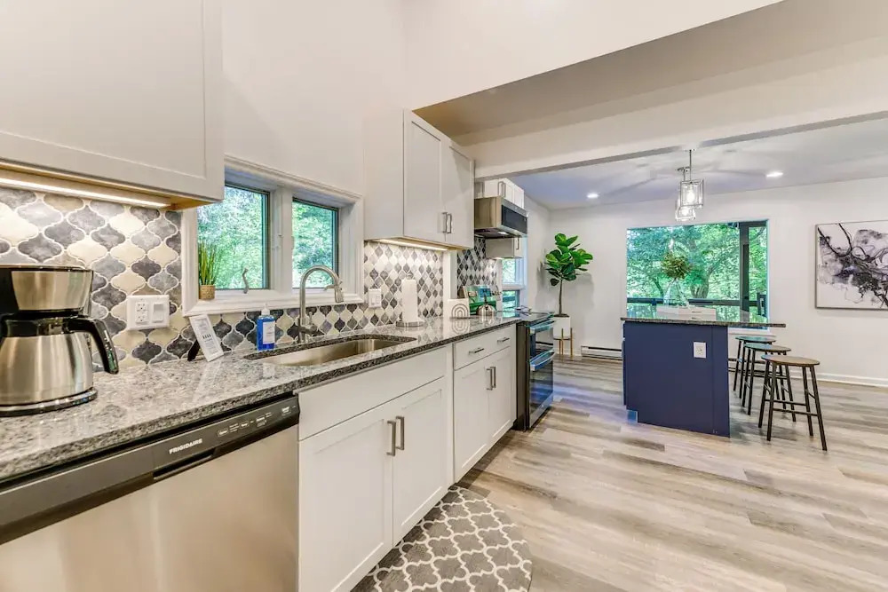 Modern Waynesville Cabin ~ 9 Mi to Lake Junaluska!