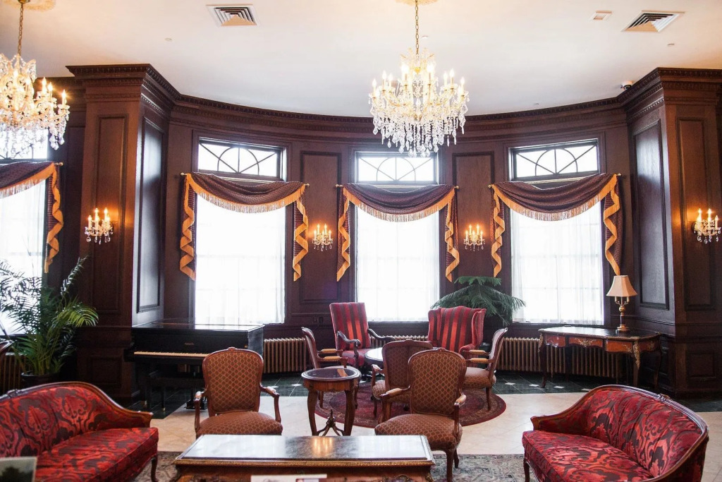 Landmark Inn