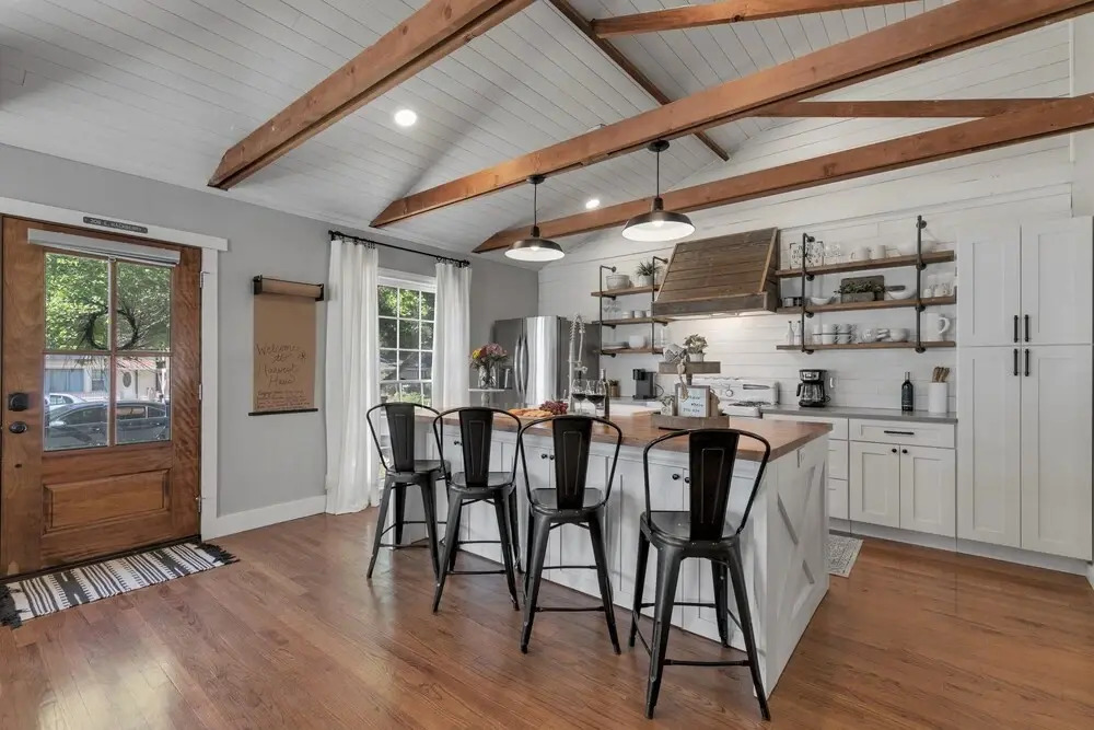 New Modern Farmhouse With Hot Tub, Fire Pit, & Games